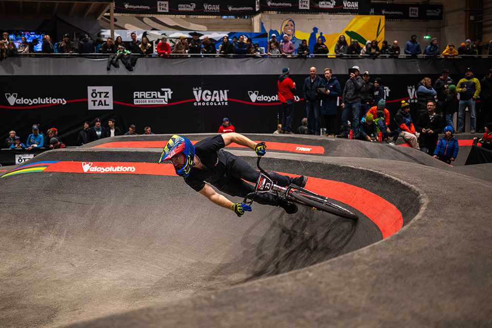 UCI Pump Track WM Tirol: Radfahrer auf der Strecke. Action beim Pump Track World Championship.
