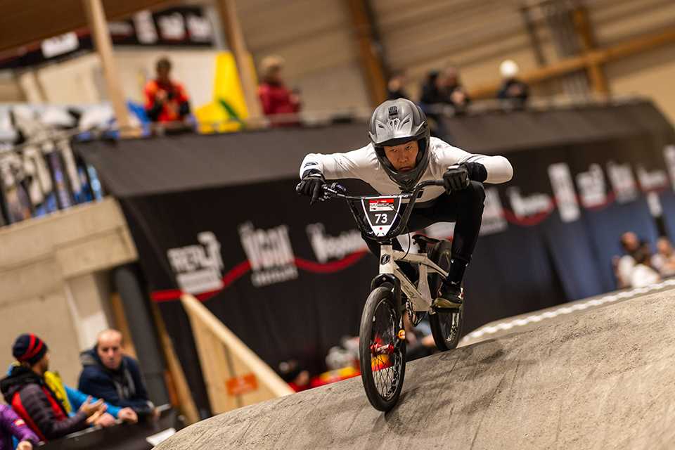 UCI Pump Track WM Tirol: Fahrer auf BMX-Rad im Rennen. Action!