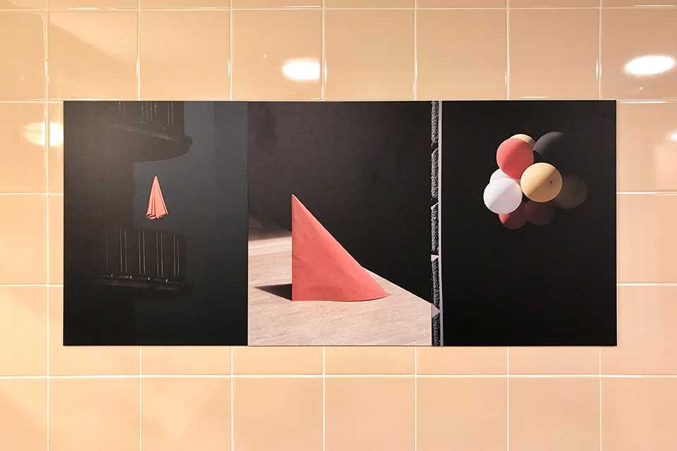 VIVA CON AGUA Kunstausstellung: Abstraktes Triptychon mit geometrischen Formen und Ballons. Kunst in der Toilette.