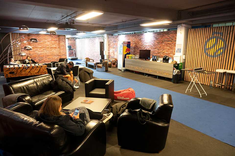Lounge-Bereich bei den ERSTE BANK OPEN 2022: Sofas, Tischfußball, Entspannung.