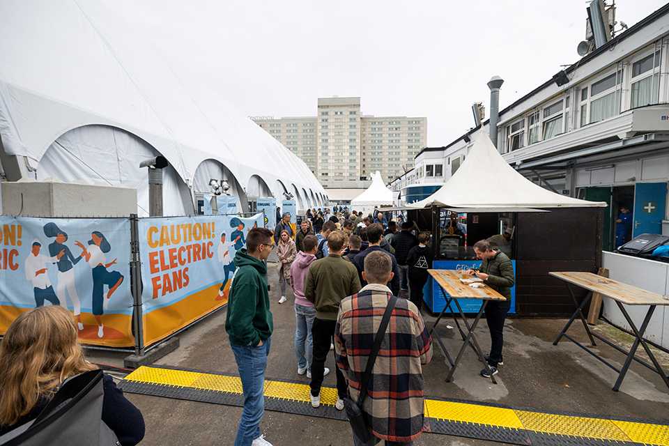 Besucherandrang bei den Erste Bank Open 2022. Menschen, Zelte, Gebäude im Hintergrund.