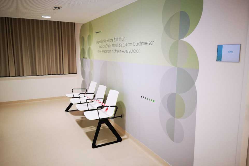 SVS Interiors: Wartebereich mit Wandbeklebung. Stühle und modernes Design.