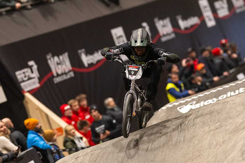 UCI Pump Track WM Tirol: Fahrer auf der Strecke. Radsport-Action.