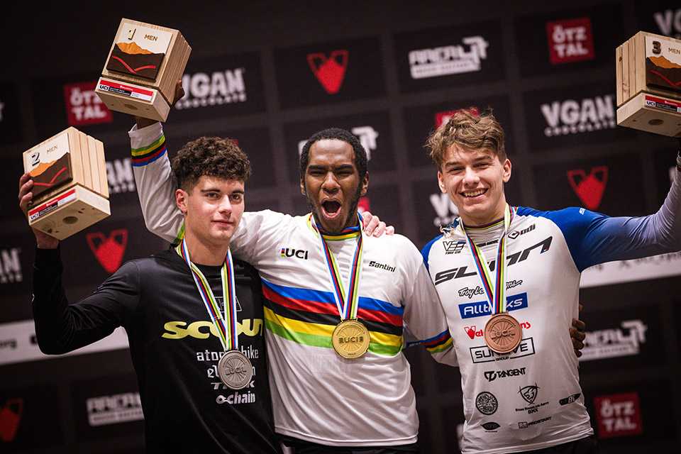 UCI Pump Track WM Tirol: Siegerpodest der Männer mit Medaillen und Trophäen.
