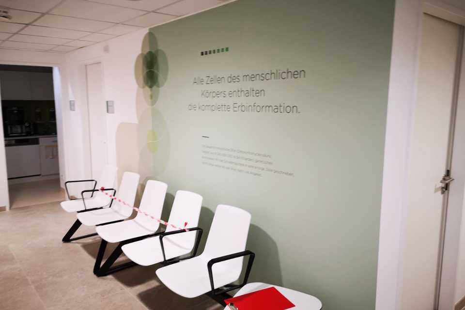 SVS Interiors: Wartebereich mit Wandbeklebung. Stühle mit Abstand, moderne Innenarchitektur.