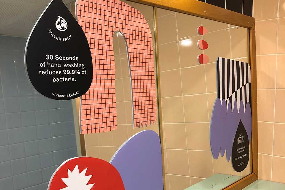 Viva con Agua Toilette: Buntes Design mit Wasser Fakten zur Handhygiene. Saubere Sanitäranlagen. #VivaConAgua #Handhygiene