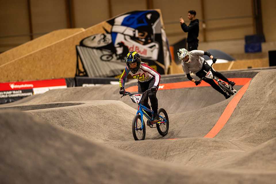 UCI Pump Track WM Tirol: Zwei Radfahrer auf der Strecke beim Wettbewerb.