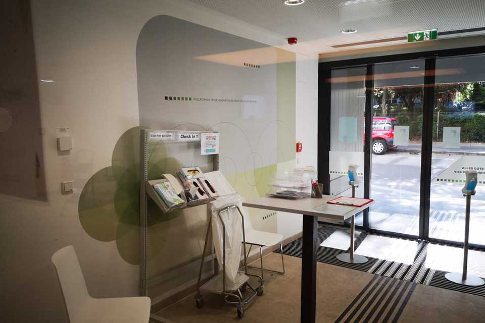 SVS INTERIORS: Wandbeklebung im Eingangsbereich. Plakatives Design, Check-in-Bereich.