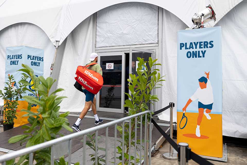 Tennisspieler betritt ERSTE BANK OPEN 2022. Wilson Tennistasche. Players Only Bereich.