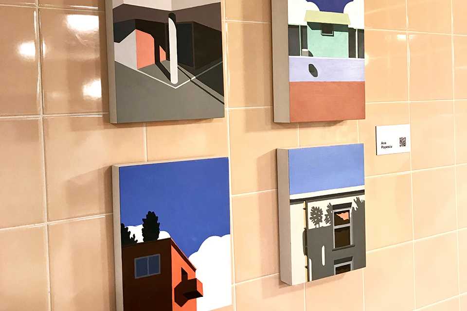 VIVA CON AGUA Ausstellung: Abstrakte Malerei von Gebäuden auf Fliesenwand. Kunstgalerie.