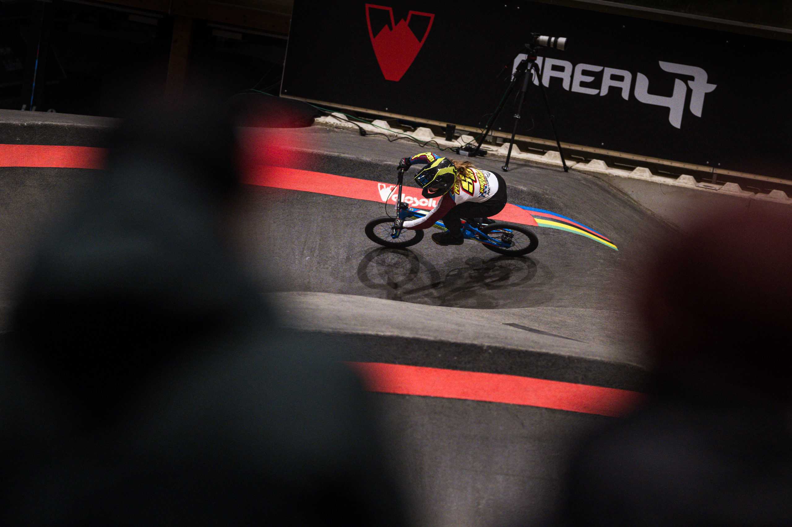 UCI Pump Track WM Tirol: Athlet auf der Strecke. Radrennen, Action.