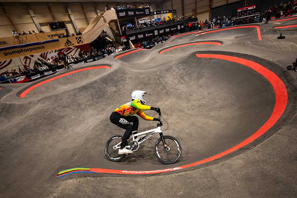 UCI Pump Track WM Tirol: BMX-Fahrer auf der Strecke. Action beim Wettkampf.