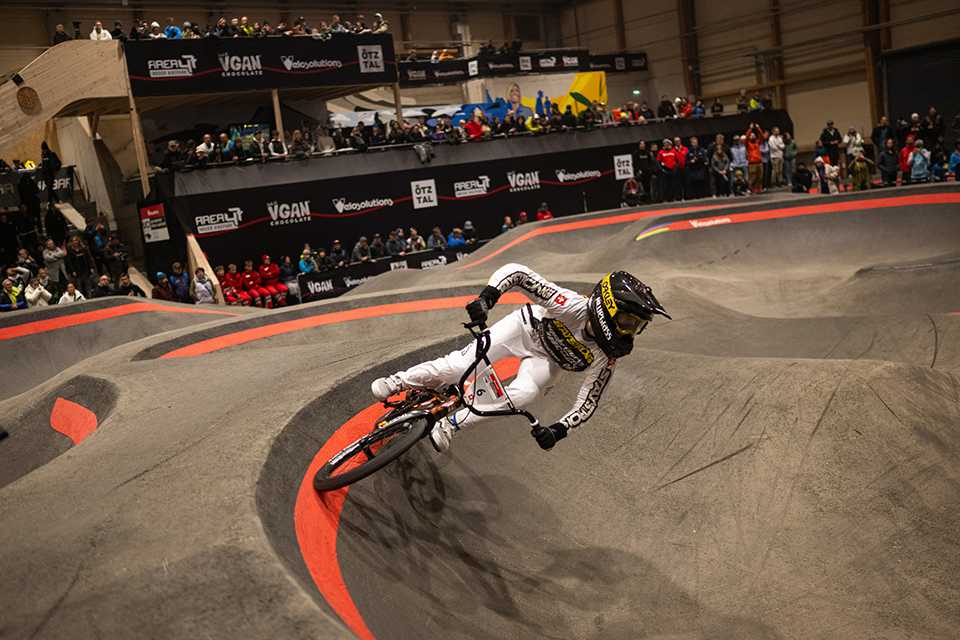 UCI Pump Track WM Tirol: Fahrer auf der Strecke, Zuschauer.