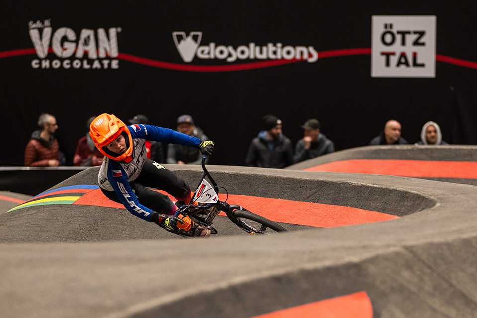 UCI Pump Track WM Tirol: Radfahrer auf der Strecke. Action beim Wettbewerb.