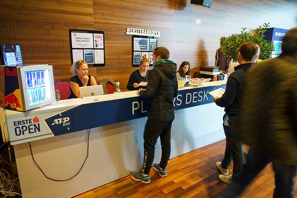 Erste Bank Open 2022: Spieler-Desk mit Personal und Besuchern. ATP 500 Tennis Turnier in Wien.