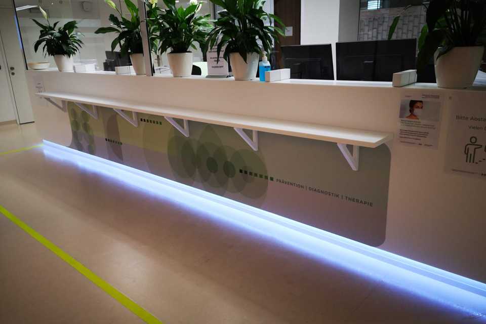 SVS Interiors: Empfangsbereich mit Wandbeklebung. Pflanzen und moderne Beleuchtung.
