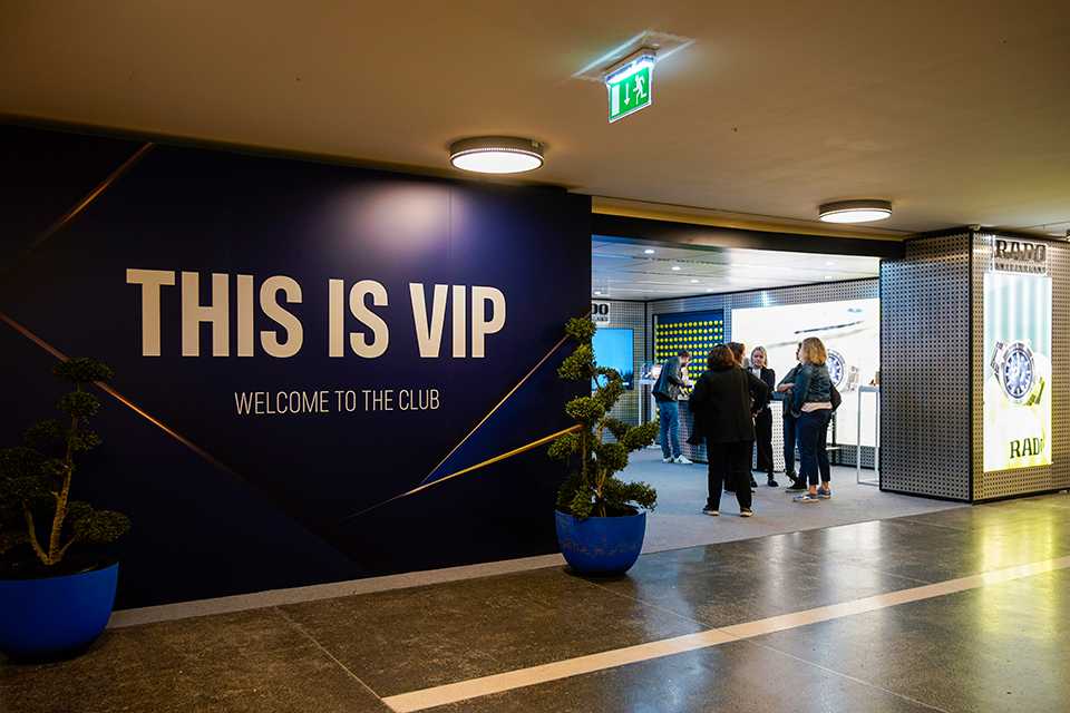 ERSTE BANK Open 2022: VIP-Bereich mit THIS IS VIP-Schriftzug und Rado-Stand.