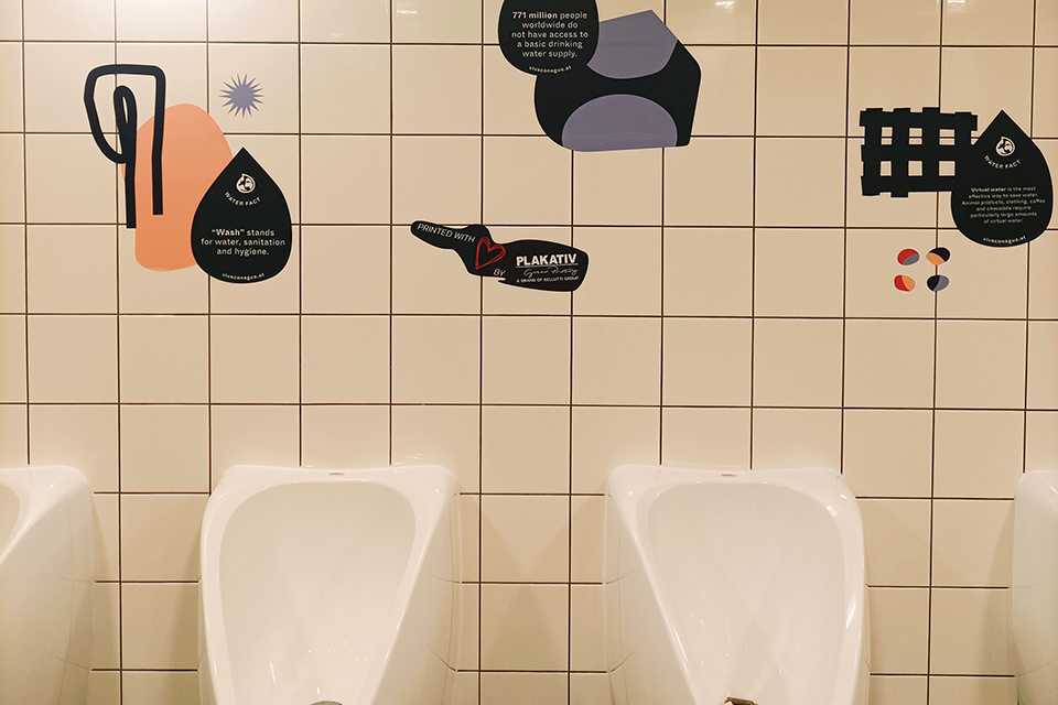 VIVA CON AGUA Toilette: Urinale mit Infos zu Wasserprojekten. Kunst und Aufklärung im Bad.