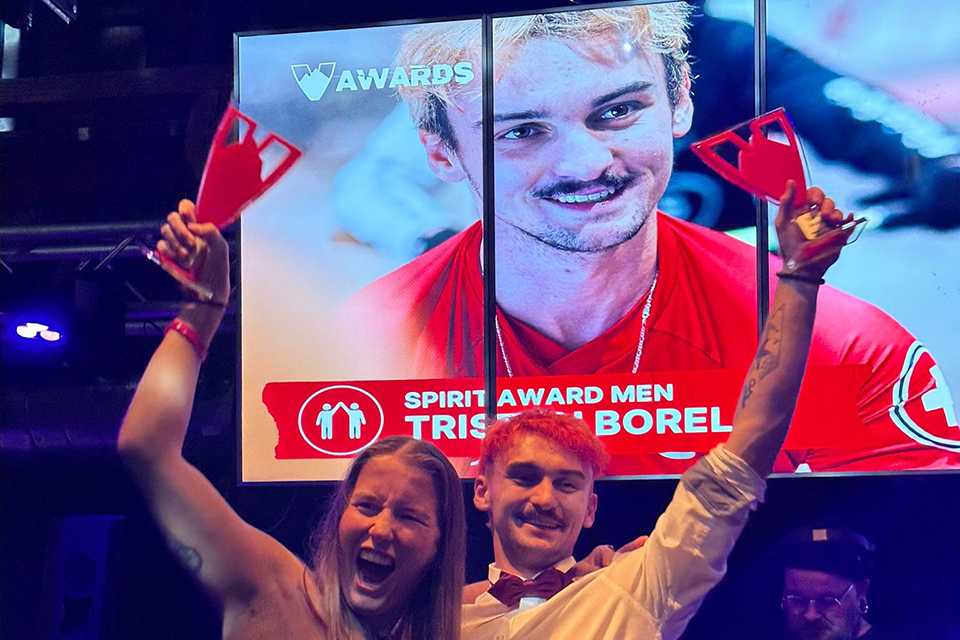 UCI Pump Track WM Tirol: Preisverleihung. Athleten feiern mit Trophäen. #PumpTrack #Tirol #Weltmeisterschaft