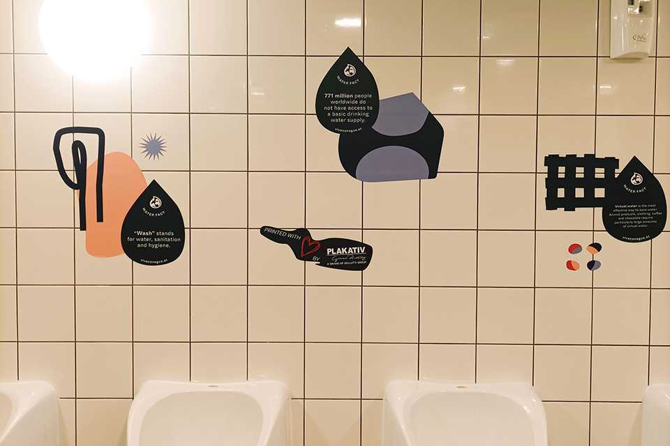 VIVA CON AGUA @ FORWARD: Toilette mit Infos zu Wasser, Hygiene und Sanitärversorgung.