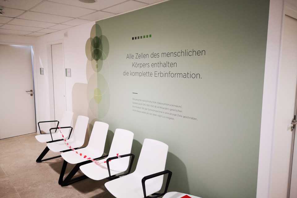 SVS Interiors: Wandbeklebung mit Text. Wartebereich mit Stühlen und Abstandsbegrenzung. Design.