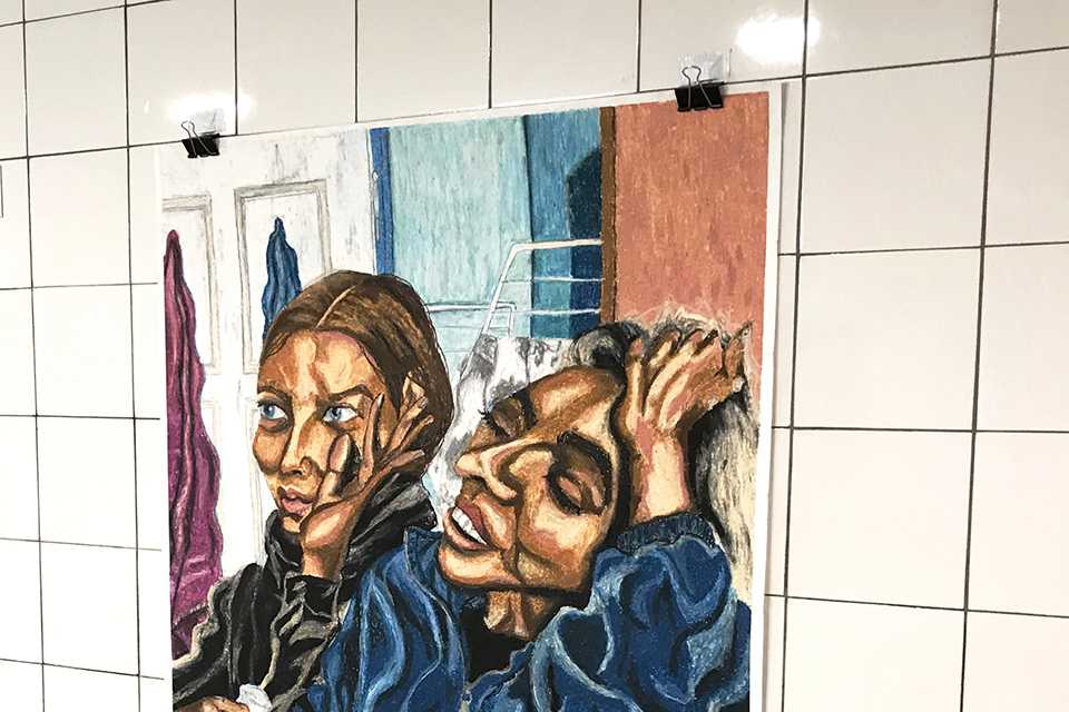 Kunstausstellung VIVA CON AGUA: Zeichnung von zwei Frauen auf einer Toilettenwand. #Kunst #VIVACONAGUA #FORWARD