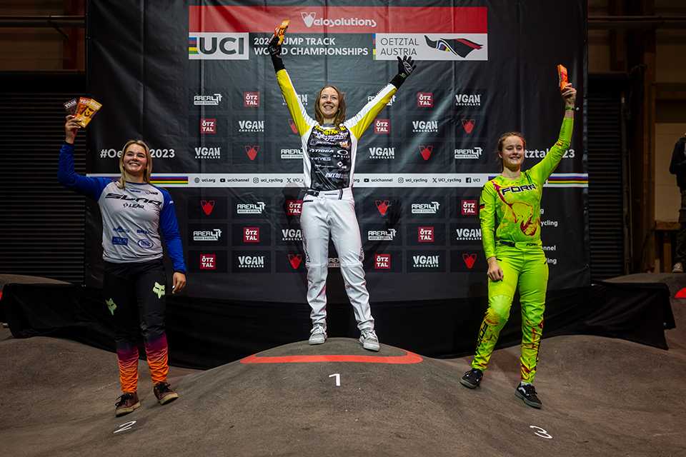 UCI Pump Track WM Tirol: Siegerinnen auf dem Podium. Radsport-Weltmeisterschaft.