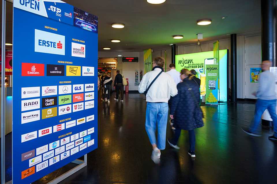 ERSTE BANK OPEN 2022: Sponsorenwand mit Erste Bank Logo und Besuchern im Hintergrund. ATP 500 Wien.