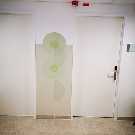 SVS Interiors: Plakative Wandbeklebung mit Kreisen und zwei weißen Türen. Innenarchitektur.
