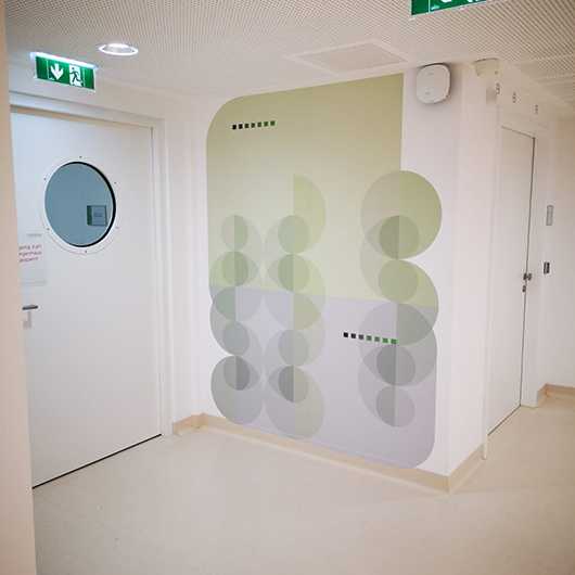 Plakative Wandbeklebung von SVS INTERIORS: Wanddesign mit grünen Kreisen im Flur. Individuelle Wandgestaltung.