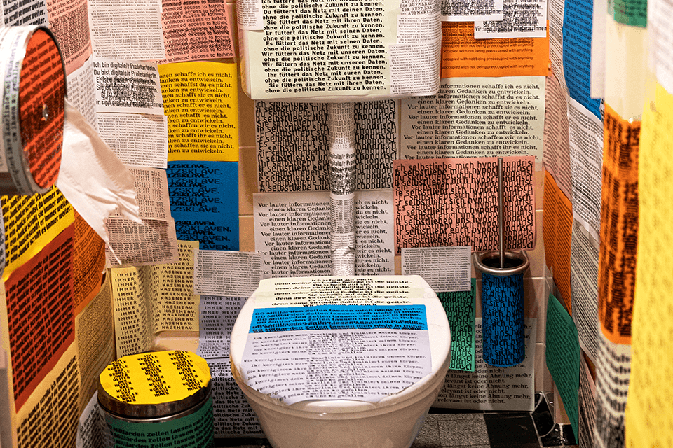 Viva con Agua Ausstellung: Toilette mit Zeitungspapier verziert. Kunstinstallation, Recycling. #VivaConAgua #Kunst #Ausstellung