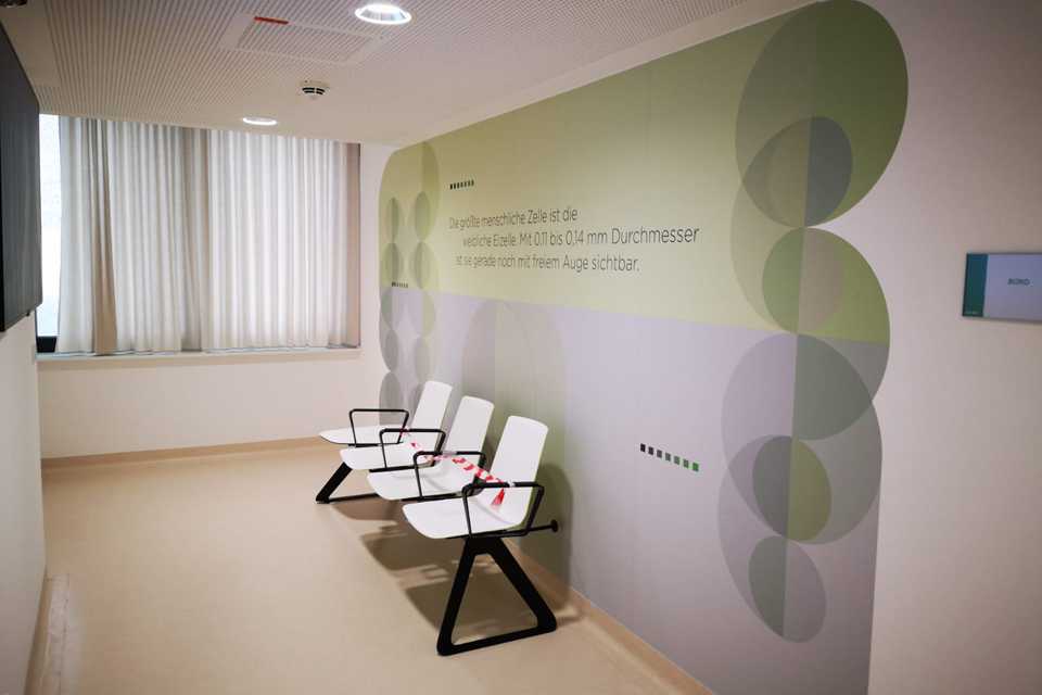 SVS Interiors: Wandbeklebung mit Grafik und Text. Wartebereich mit Stühlen. Innenarchitektur.